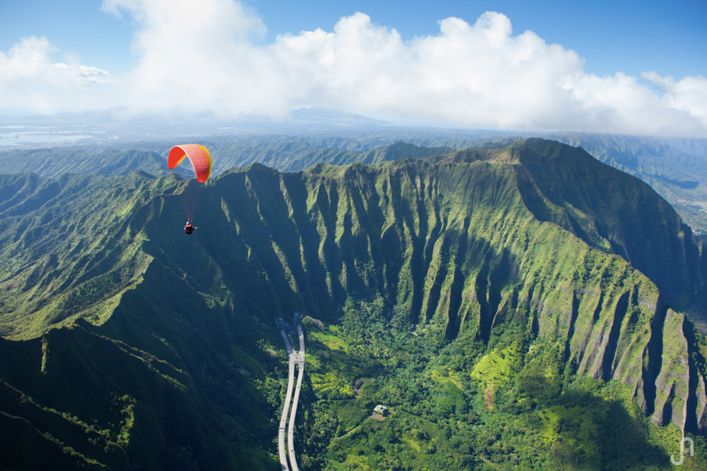 Paragliding over Hawaii's H3 - photo by Jorge Atramiz