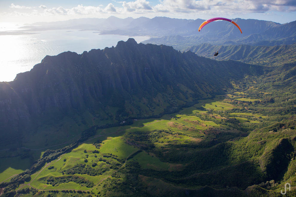 Paragliding in Hawaii over Kaaawa - photo by Jorge Atramiz