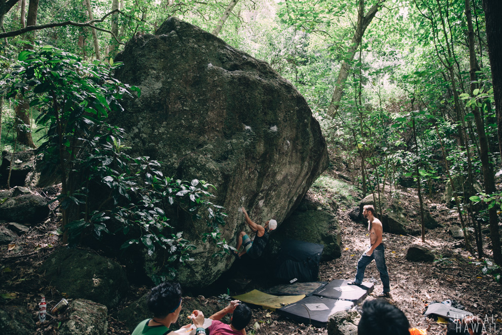 Toma at the Triads boulders - A rock climbing spot in Hawaii